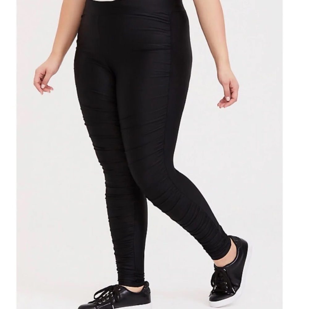 Ruched black nylon leggings